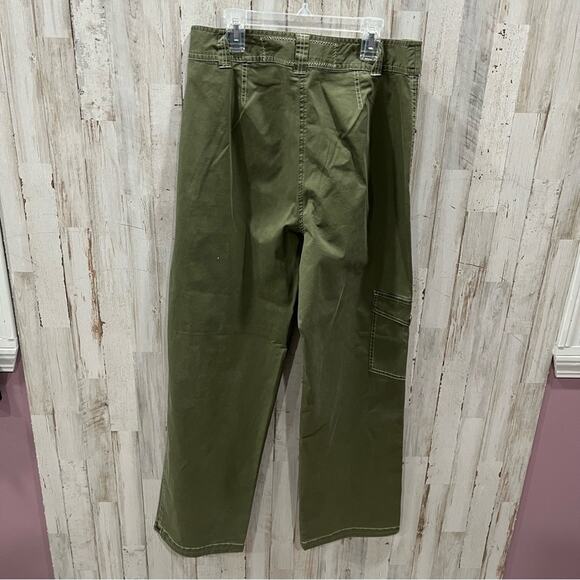 NWT Chicos Tripoli Cargo Straight Leg Pants Deep Woods Green - Picture 5 of 7